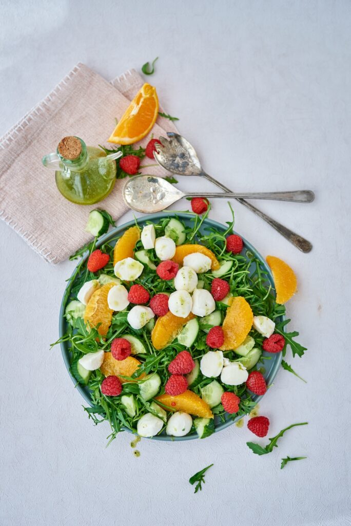 Salat rukola, apelsini ja vaarikatega
