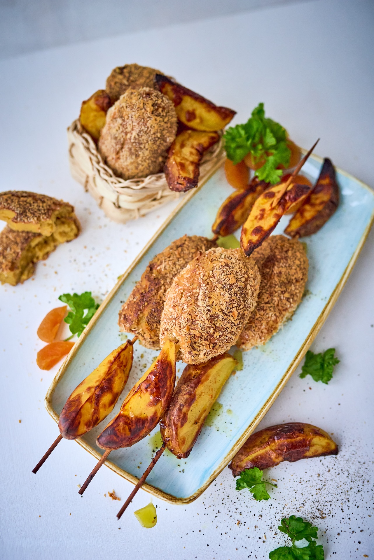 Apricot chicken skewers with roasted potatoes - Paula Särekanno