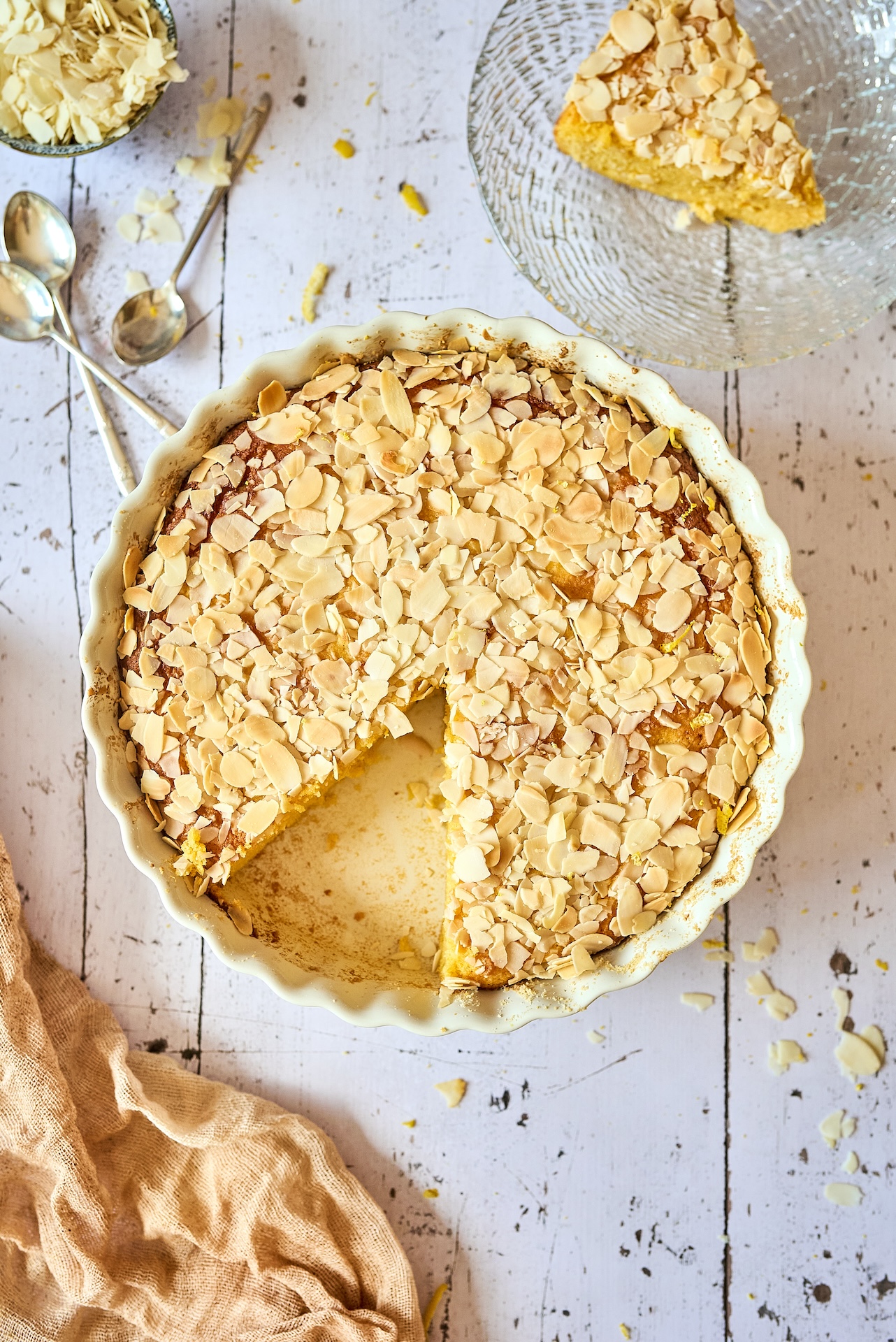 Golden yellow almond cake - Paula Särekanno