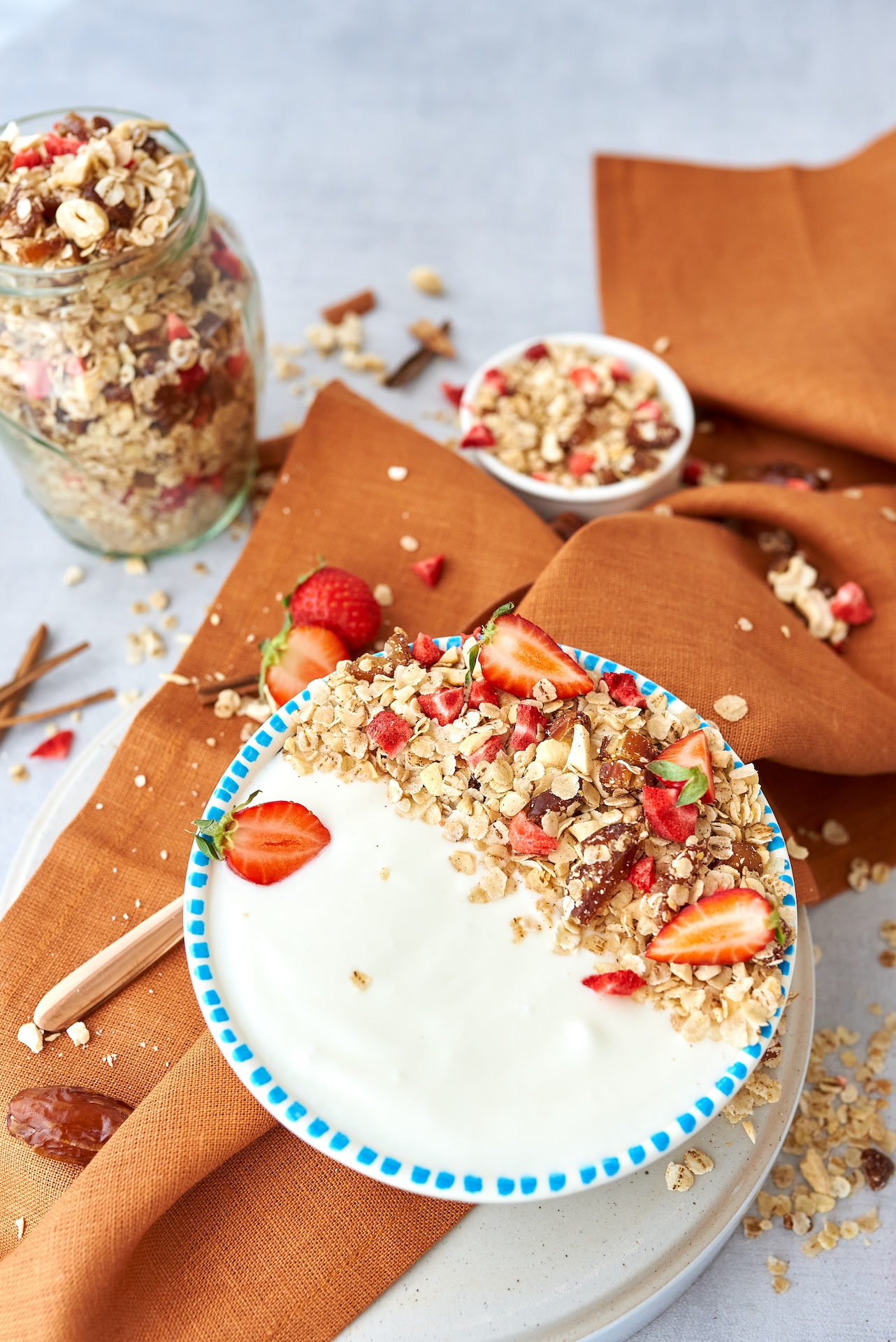Barley flake muesli with dates and strawberries - Paula Särekanno
