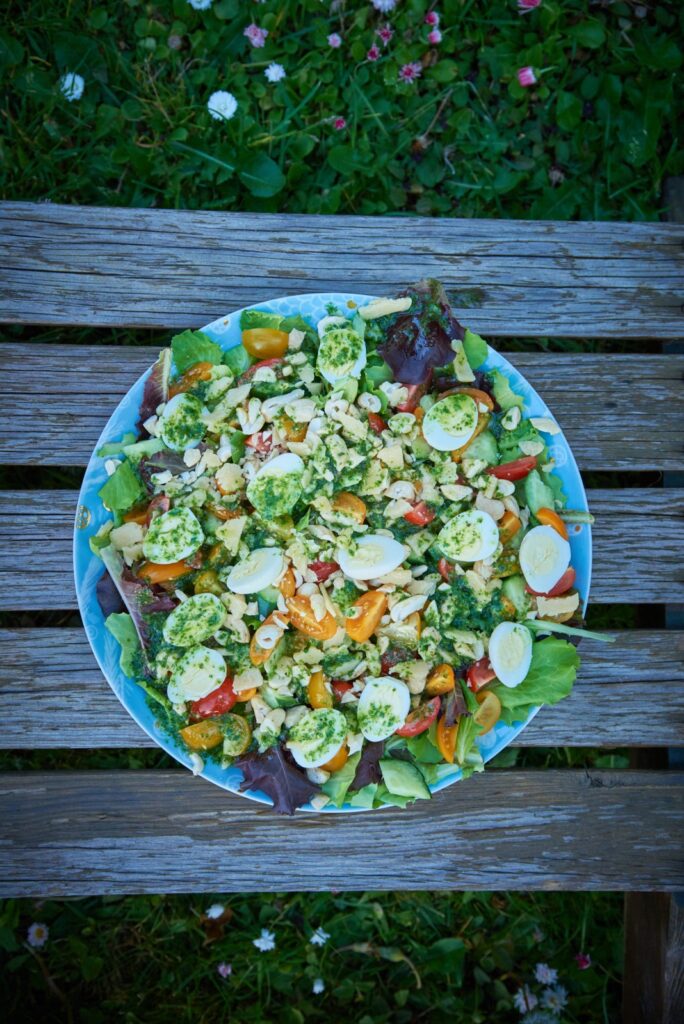 Värske salat juustu ja pähklitega