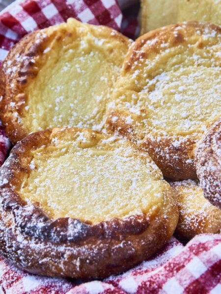 Kodujuustukorbid peidetud rabarberiga