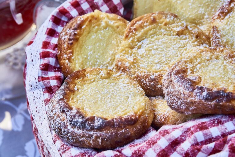 Kodujuustukorbid peidetud rabarberiga