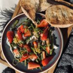 Kevadine sparglisalat burrata ja maasikatega