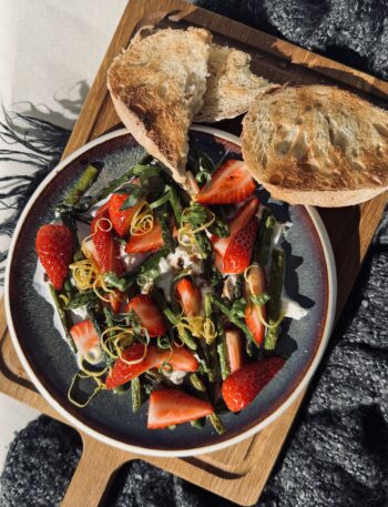 Kevadine sparglisalat burrata ja maasikatega