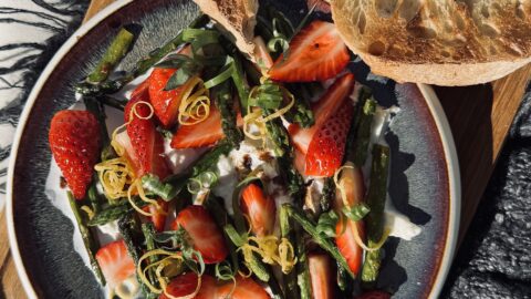 Kevadine sparglisalat burrata ja maasikatega