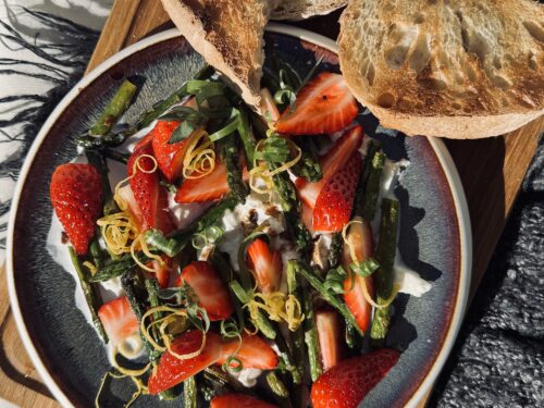 Kevadine sparglisalat burrata ja maasikatega