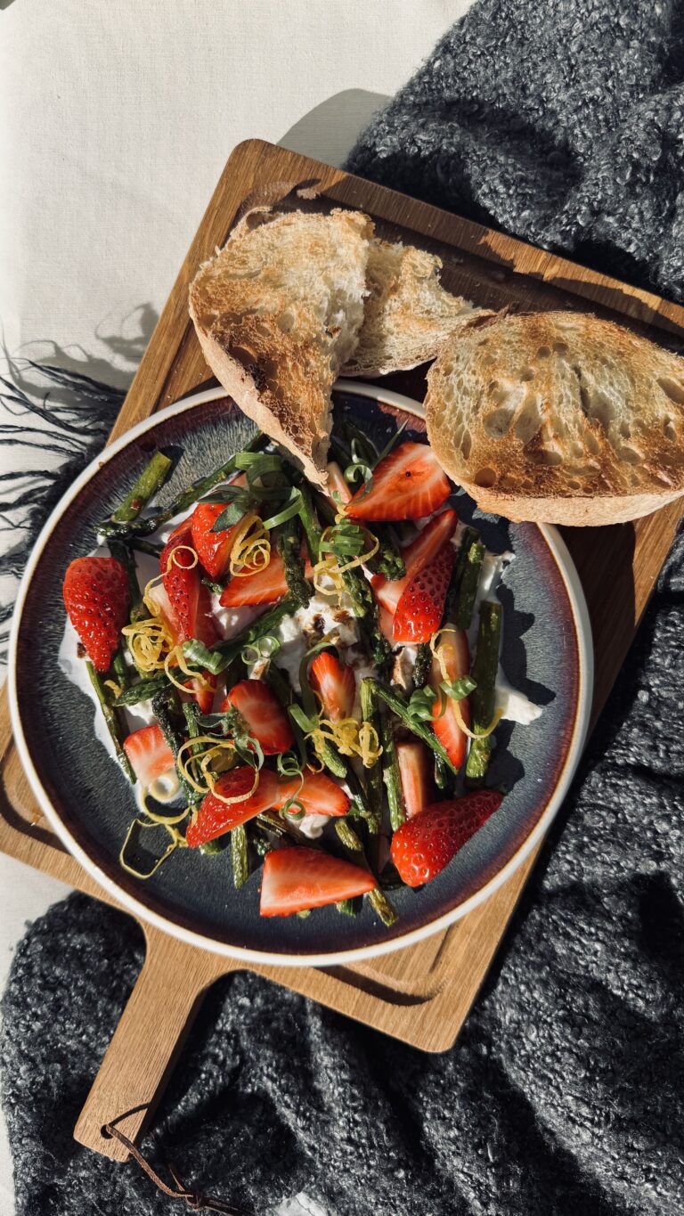 Kevadine sparglisalat burrata ja maasikatega