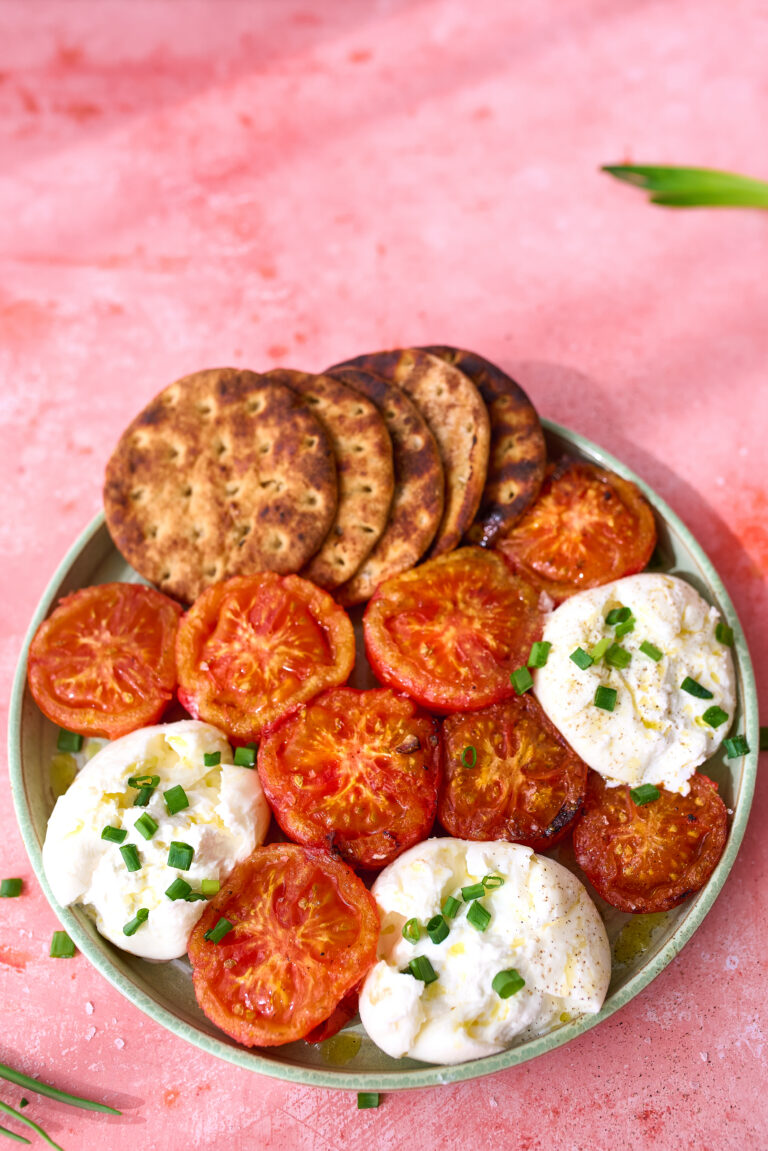 Suitsuse grilltomati salatitaldrik burrataga