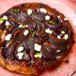 Punase sibula Tarte Tatin kitsejuustuga