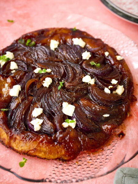 Punase sibula Tarte Tatin kitsejuustuga