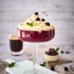 Leivasupp õhulise kamavahu ja mustade sõstardega