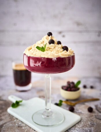 Leivasupp õhulise kamavahu ja mustade sõstardega