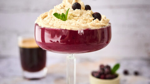 Leivasupp õhulise kamavahu ja mustade sõstardega