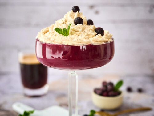 Leivasupp õhulise kamavahu ja mustade sõstardega