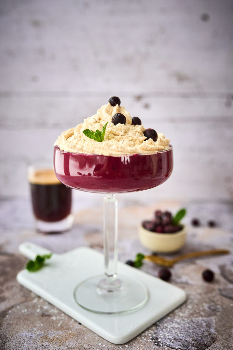 Leivasupp õhulise kamavahu ja mustade sõstardega