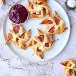 Suitsuvorsti ja brie ampsukad 