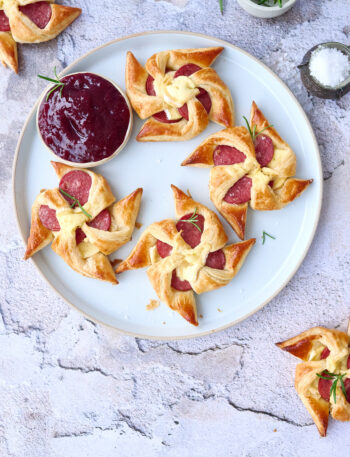 Suitsuvorsti ja brie ampsukad 