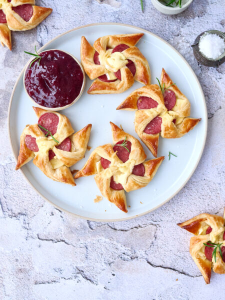 Suitsuvorsti ja brie ampsukad 