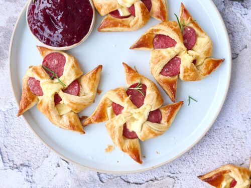 Suitsuvorsti ja brie ampsukad 