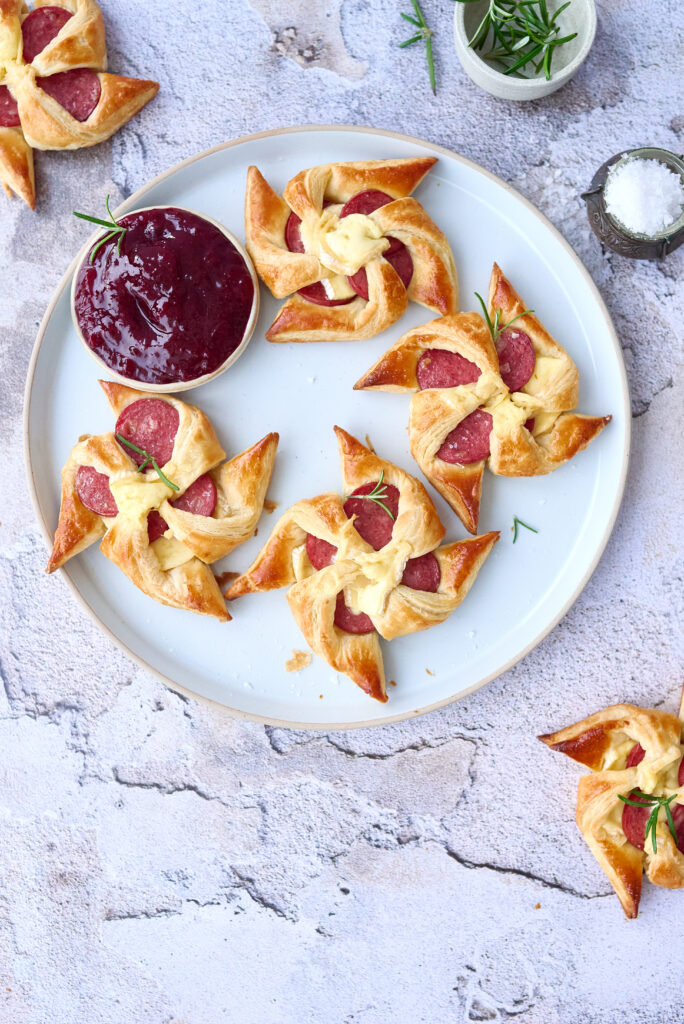 Suitsuvorsti ja brie ampsukad 