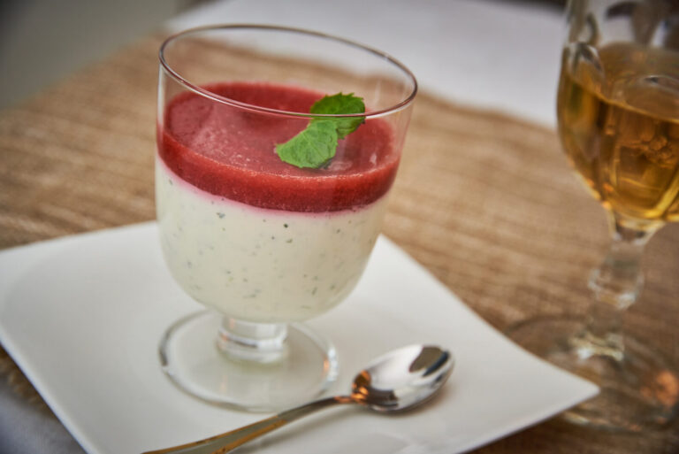 Kerge maasika panna cotta